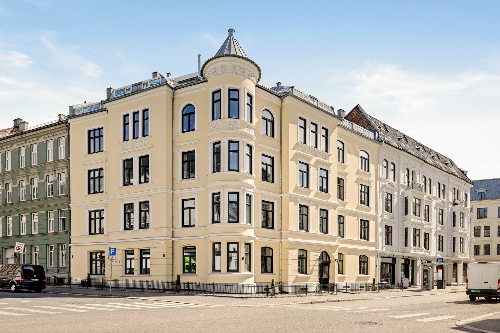 4 etg med buede vinduer i vakker bygård. Inngang Thomas Heftyes gate. Galleribilde