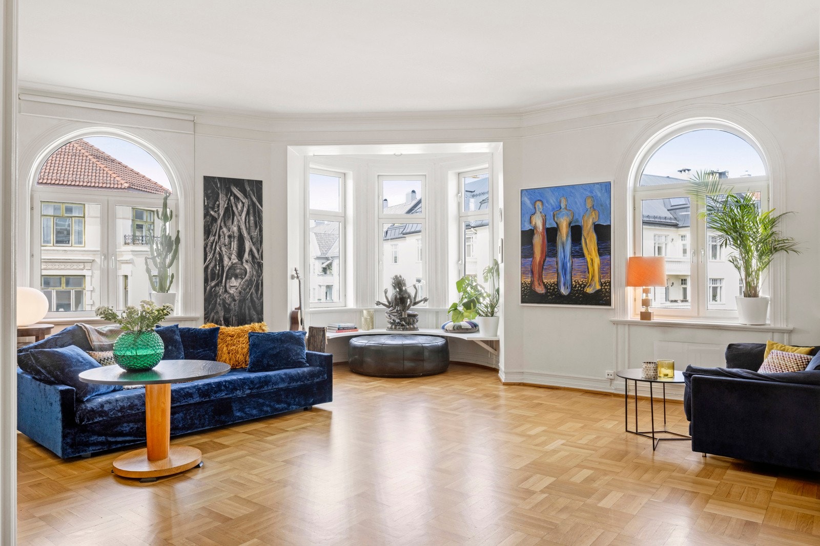 Hjørnestue med masse lys. Galleribilde