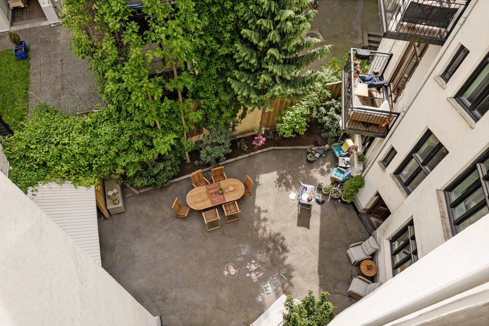Hyggelig bakgård med sittegrupper Galleribilde
