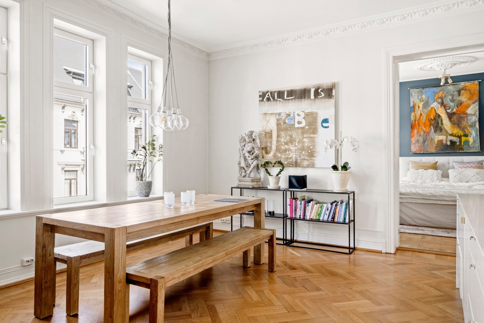 Store vindusflater på rekke sørger for rikelig med lys Galleribilde