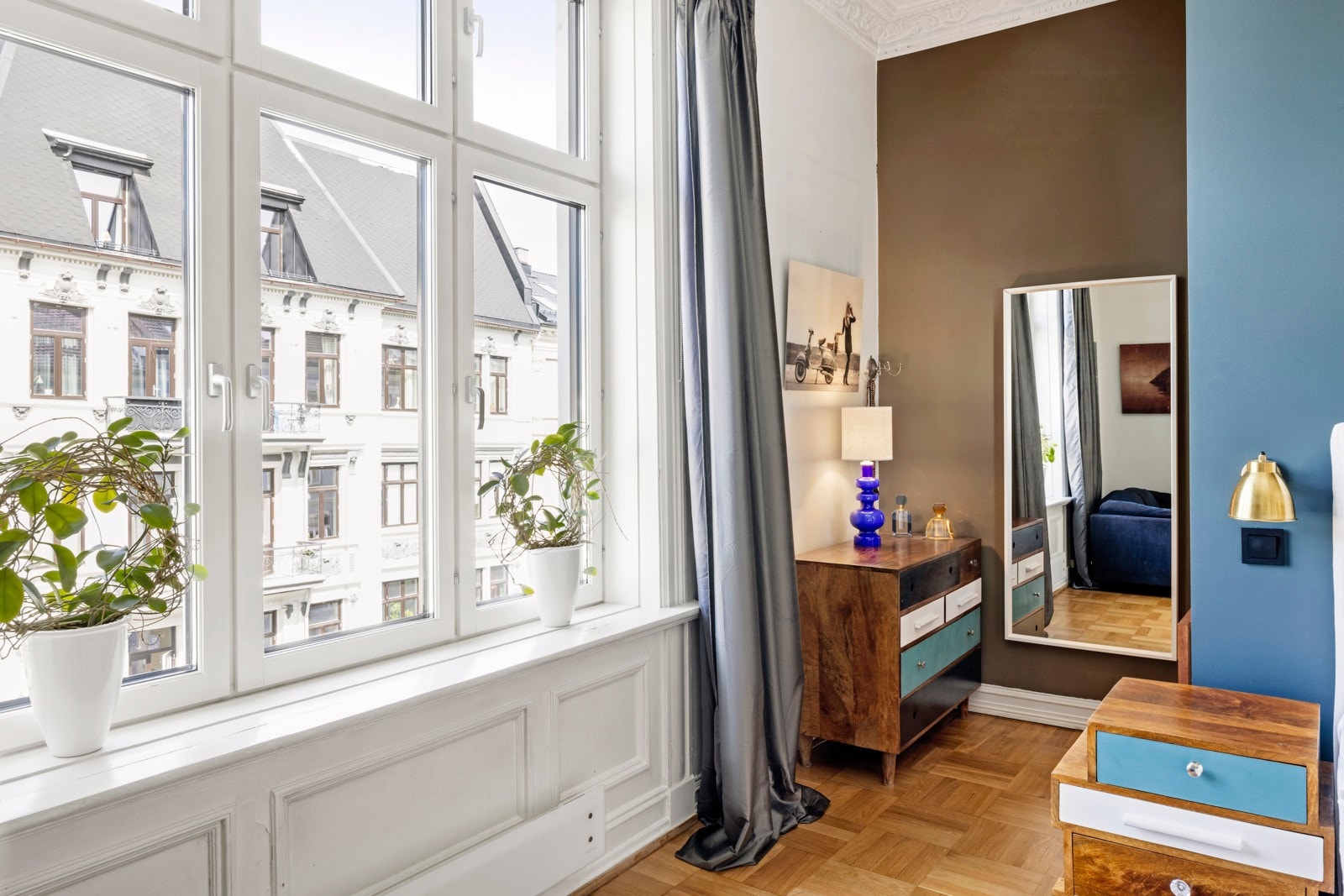 Store vindusflater med dype vinduskarmer Galleribilde