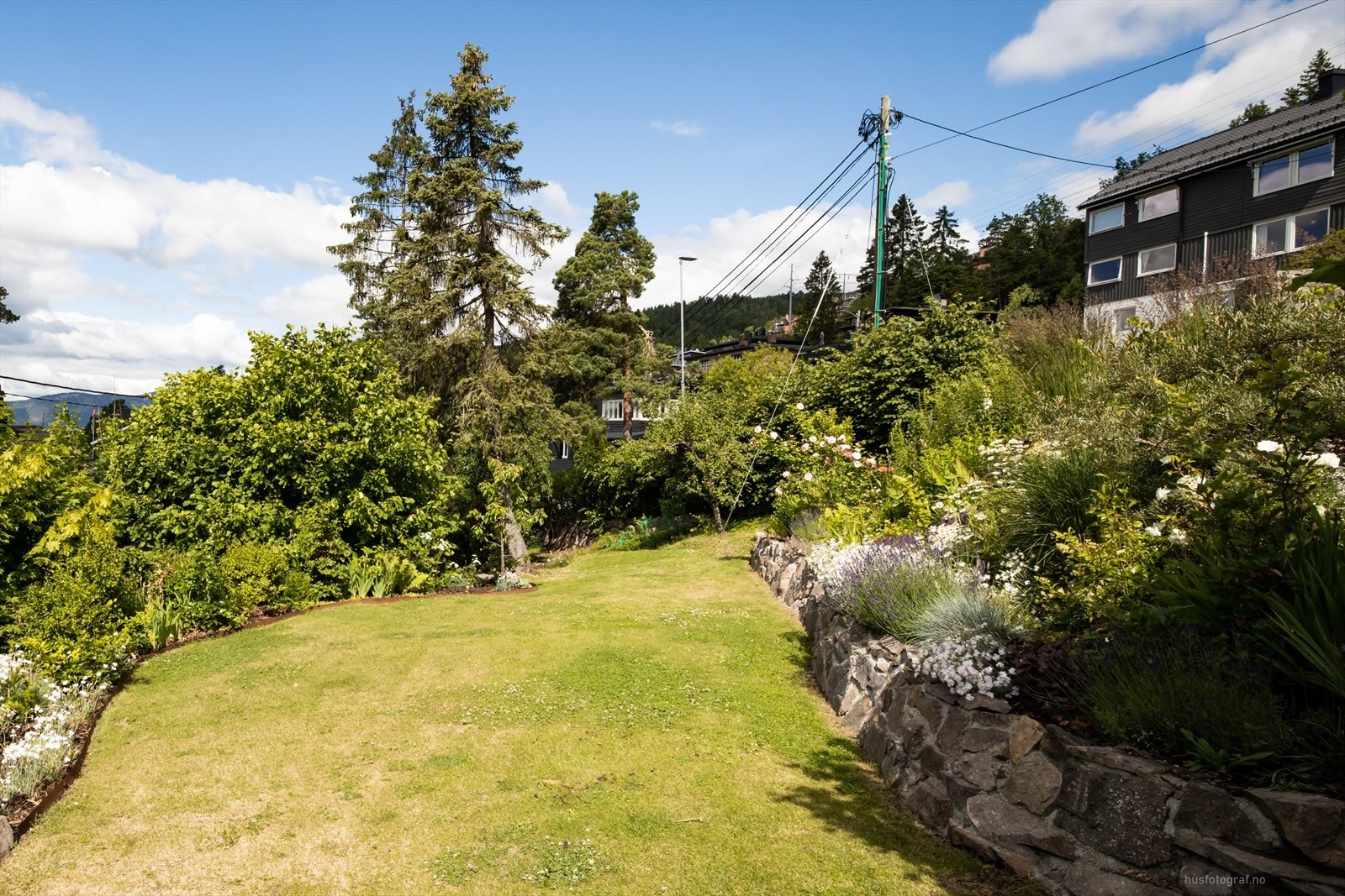 Stor tomt, men gode utnyttelsesmuligheter. Her er det pen, skjermet hage og bed. Galleribilde