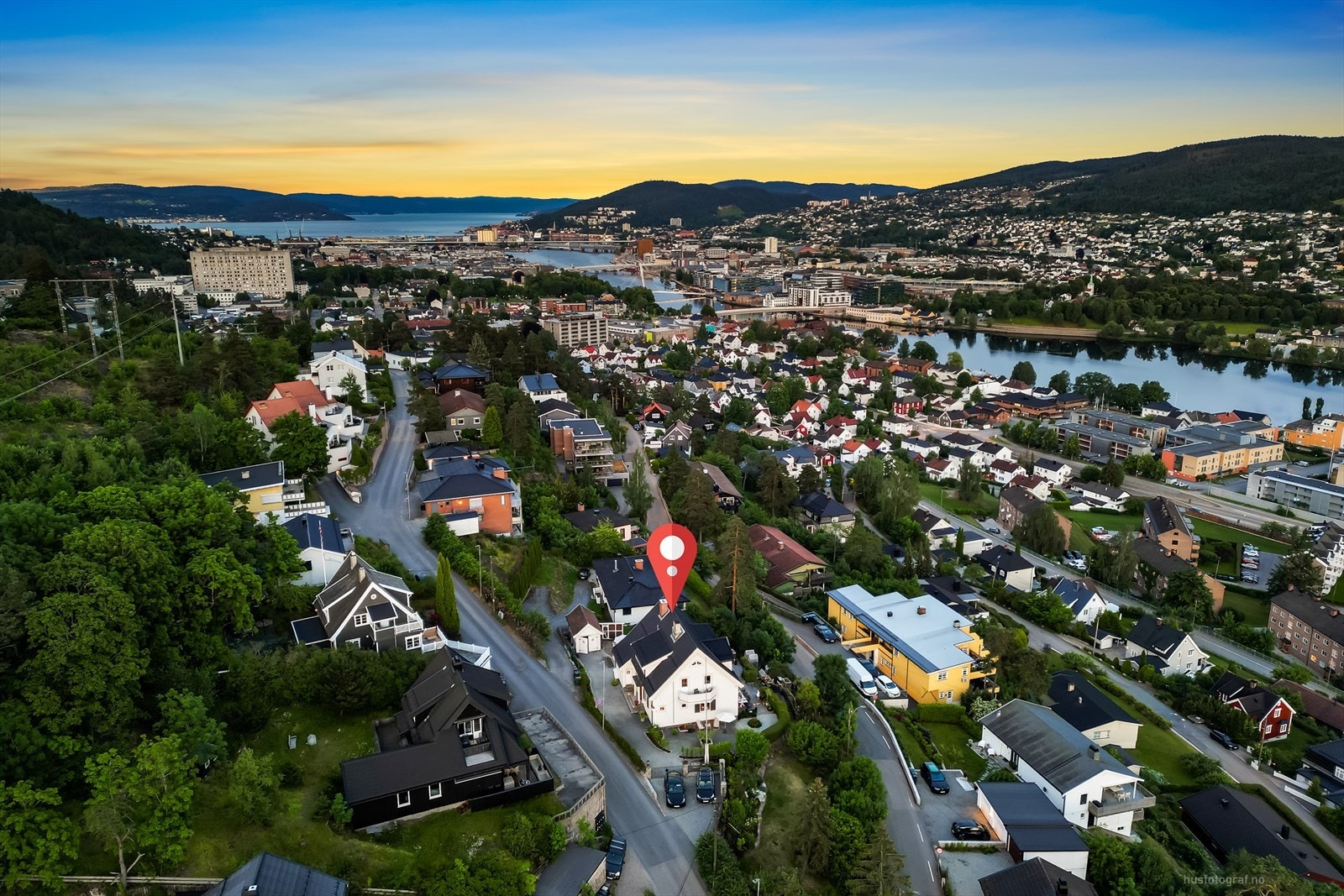 Hans Hansens vei 72 har en flott beliggenhet, høyt og fritt i Bragernesåsen i et ettertraktet og familievennlig villastrøk. Galleribilde