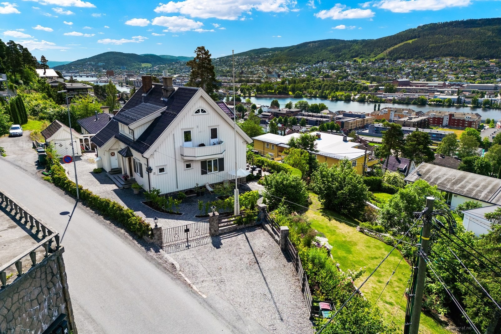 Eiendommen er praktisk inngjerdet - trygt og godt for både små to- og firbeinte. Galleribilde