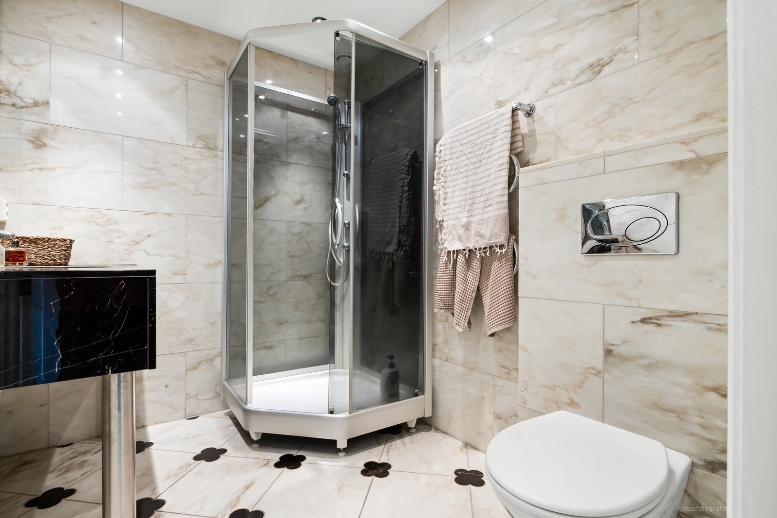 Badet er utstyrt med servant, vegghengt toalett og dusjkabinett. Galleribilde