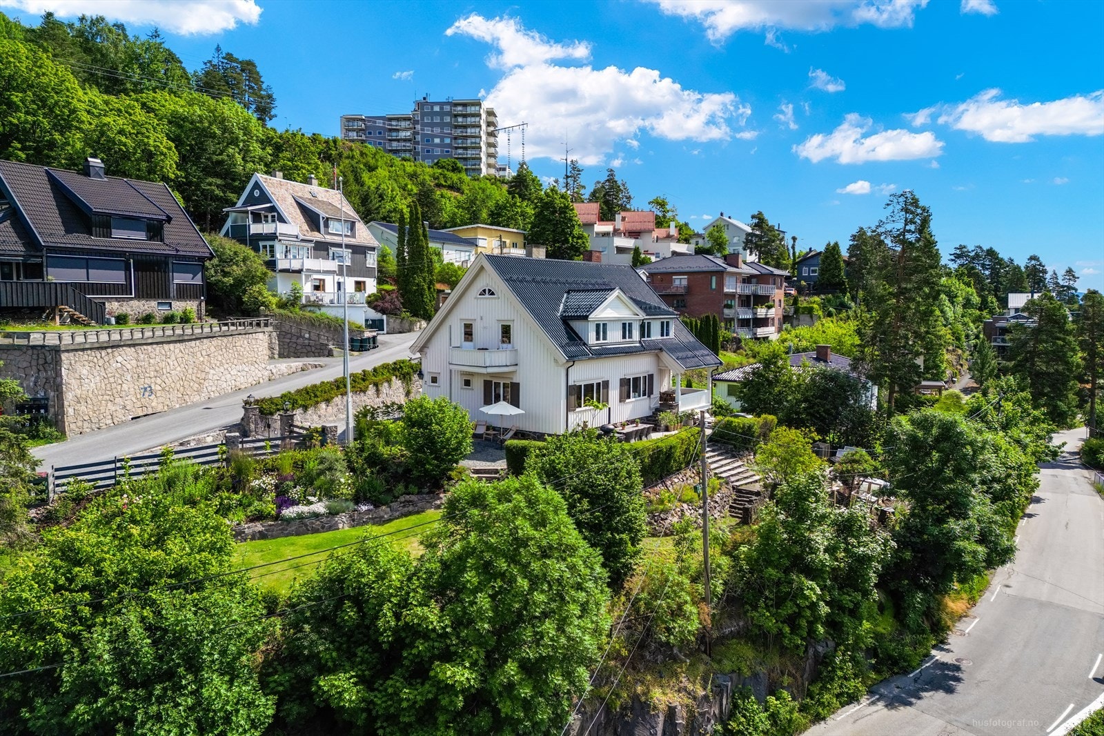 Eiendommen ligger høyt hevet over terreng og bebyggelse foran, som sikrer usjenerte uteområder og lite innsyn. Galleribilde