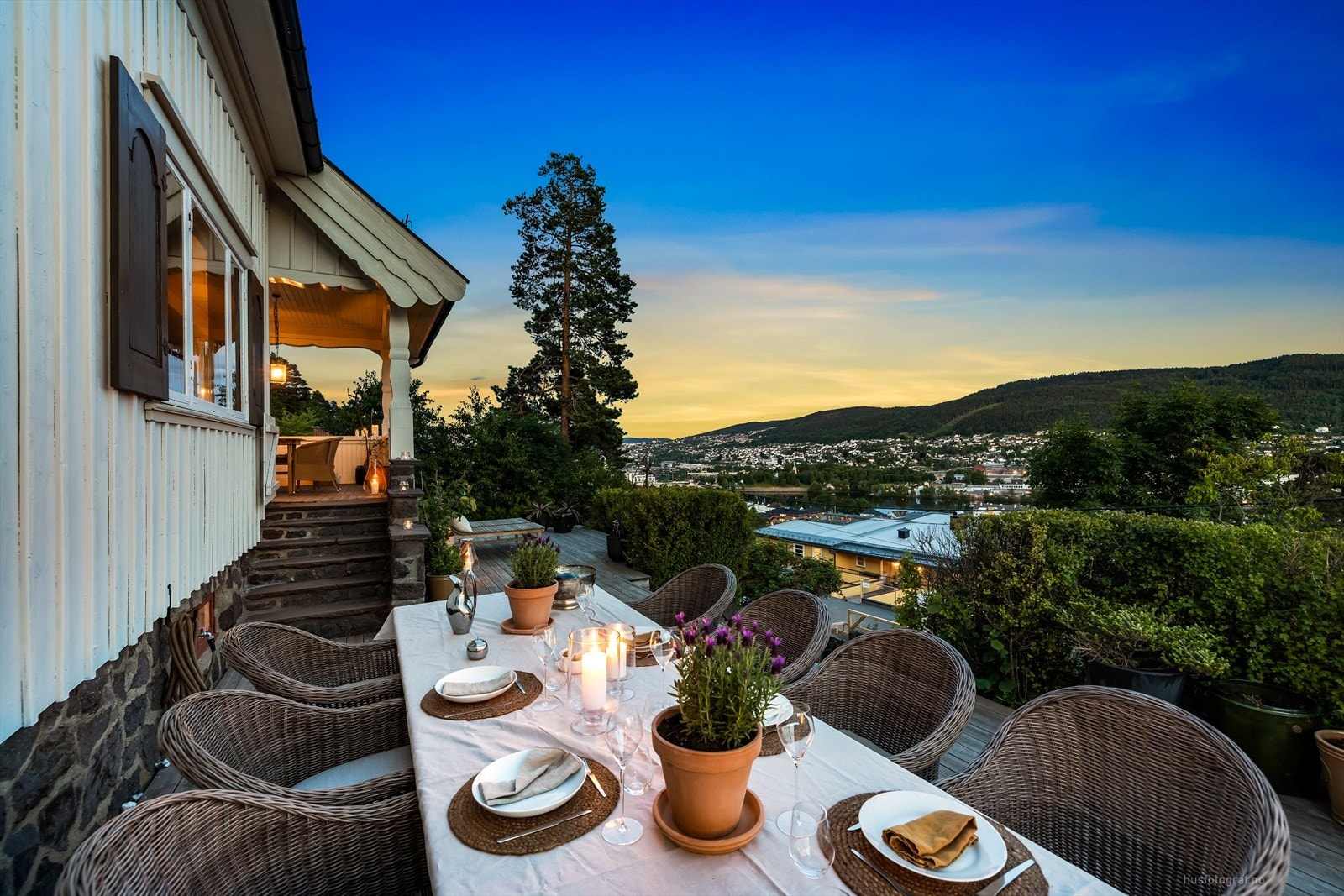 Fra terrassen er det adkomst ned til hagen og en stor og flott platting på hele 50 m2! Galleribilde