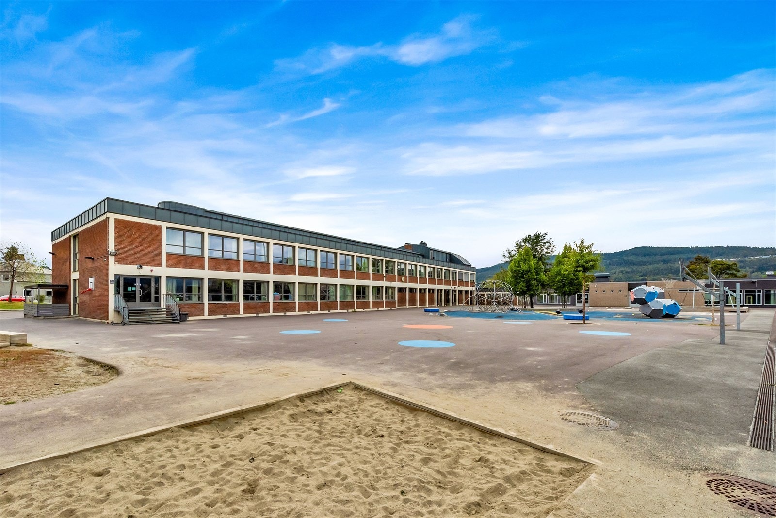 Eiendommen ligger svært barne- og familievennlig. Fra boligen er det kort gangavstand til flere barnehager, samt kort gangavstand og skolevei til både populære Øren barneskole og attraktive Børresen ungdomsskole. Galleribilde