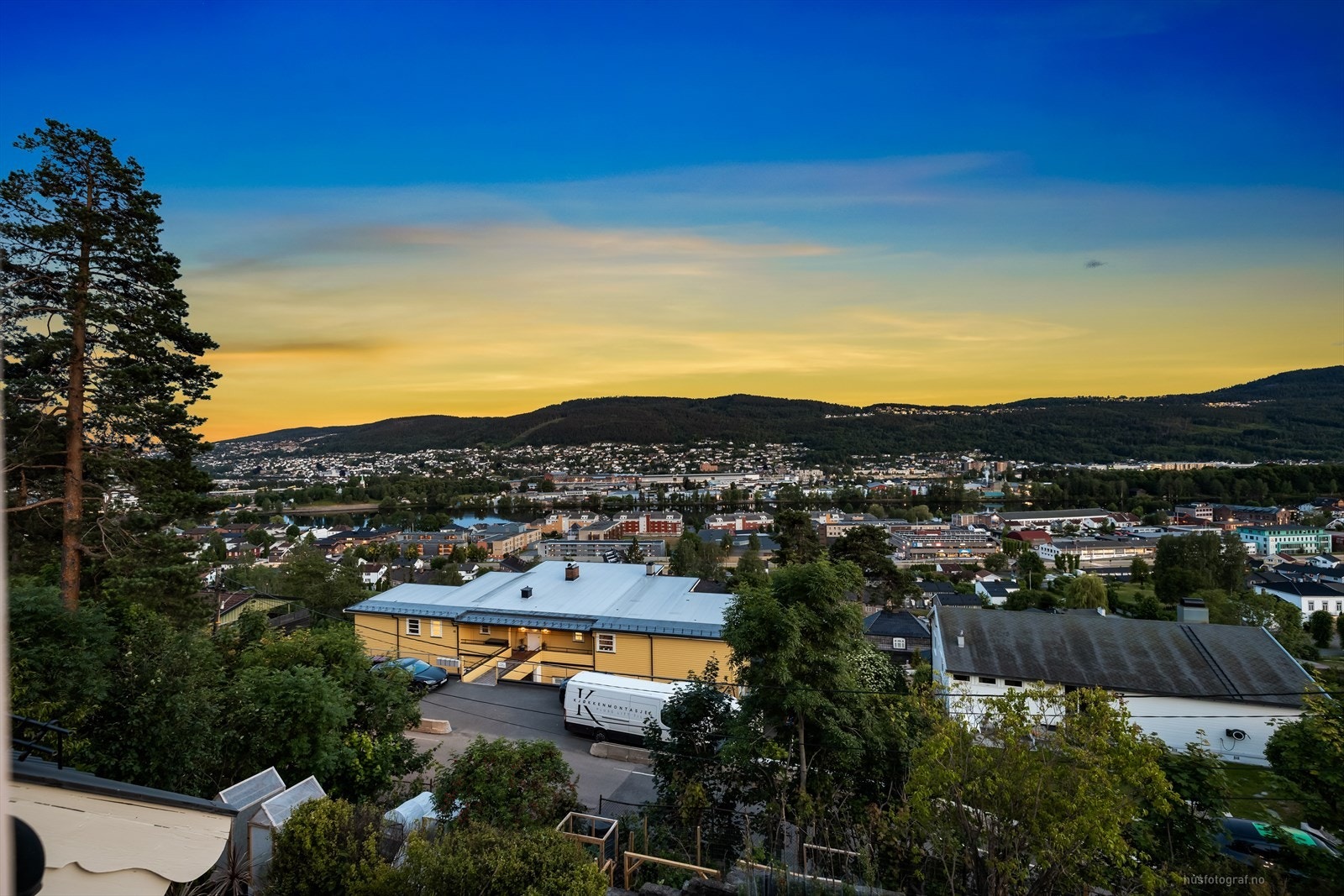 Boligen har flott utsikt og en stor og solrik tomt uten innsyn. Galleribilde