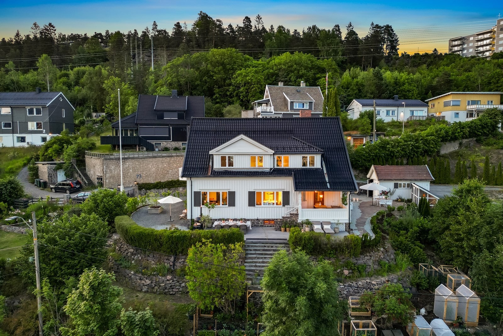 Hans Hansens vei 72 har en flott beliggenhet, høyt og fritt i Bragernesåsen i et ettertraktet og familievennlig villastrøk. Galleribilde