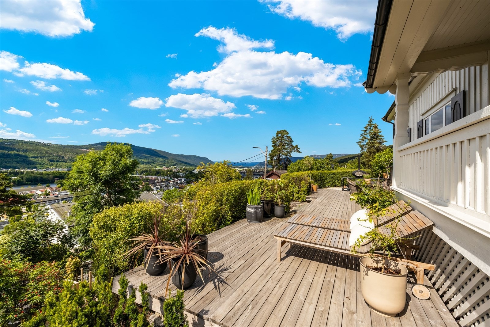 Tomten ligger høyt hevet fra terreng og bebyggelsen foran, som gir en flott og usjenert hage og uteplass, uten innsyn. Galleribilde