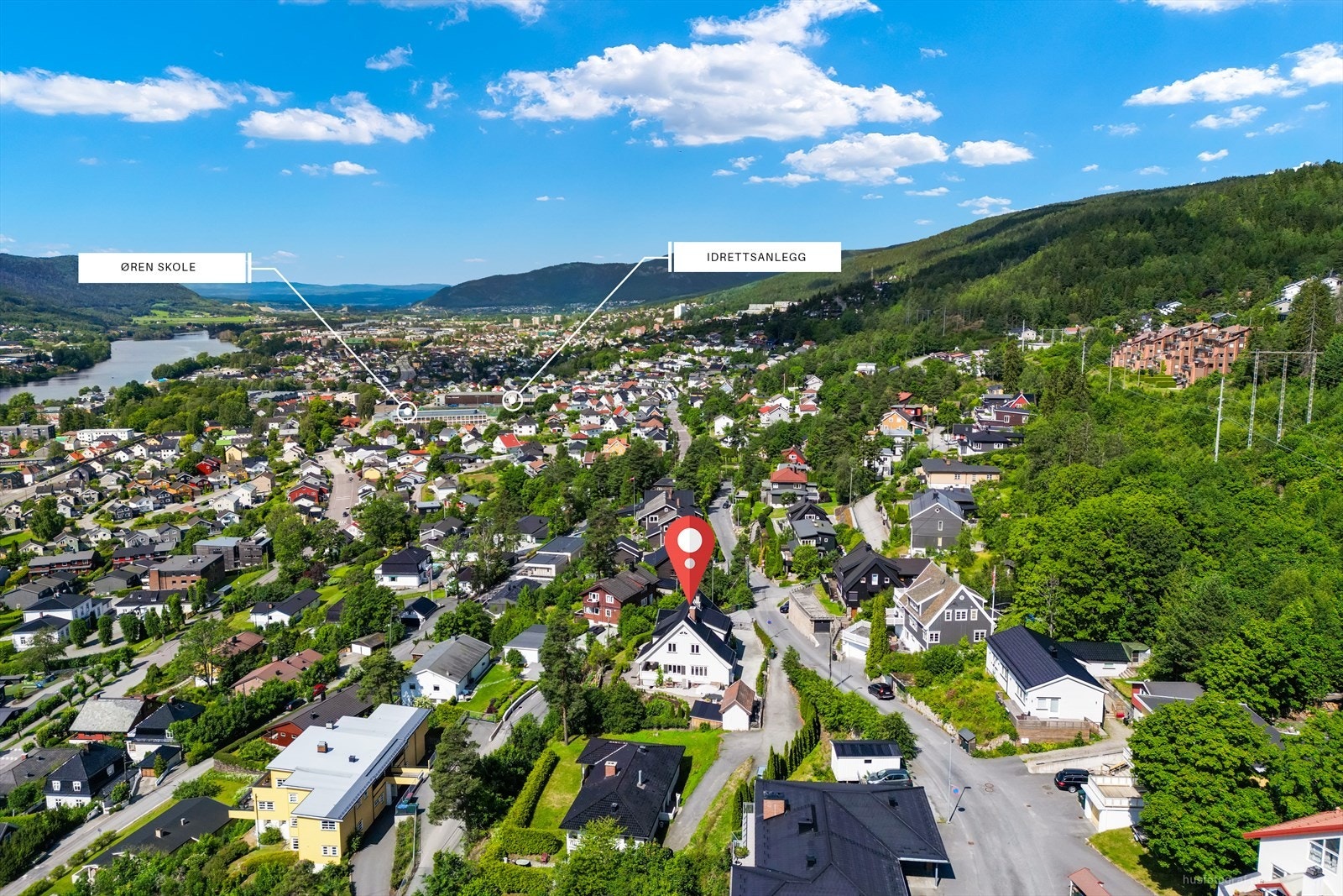 Eiendommen ligger svært barne- og familievennlig. Fra boligen er det kort gangavstand til flere barnehager, samt kort gangavstand og skolevei til både populære Øren barneskole og attraktive Børresen ungdomsskole. Galleribilde