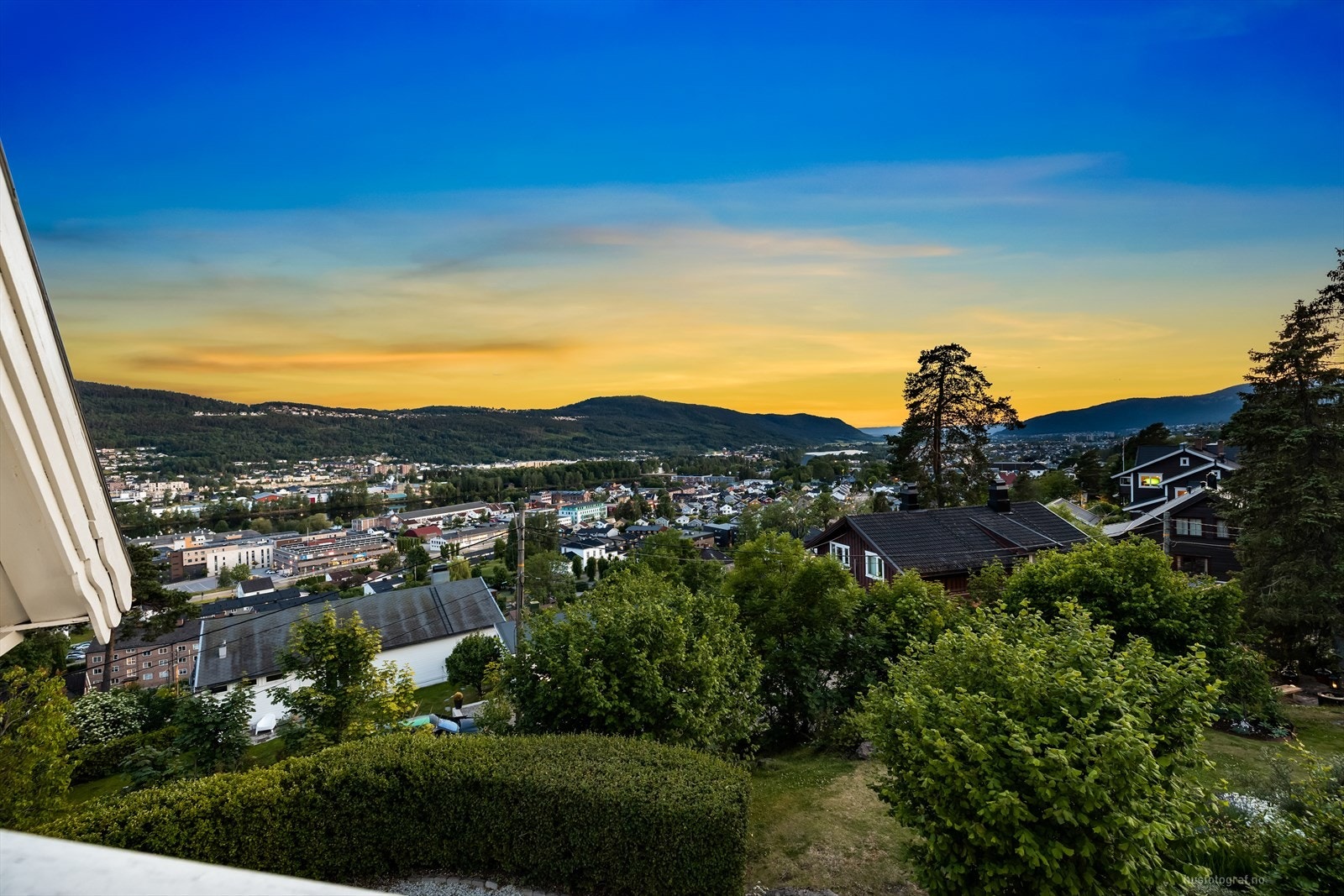 Fra hovedsoverommet er det utgang til en hyggelig, vestvendt balkong hvor man kan nyte flott utsikt og kveldssol. Galleribilde