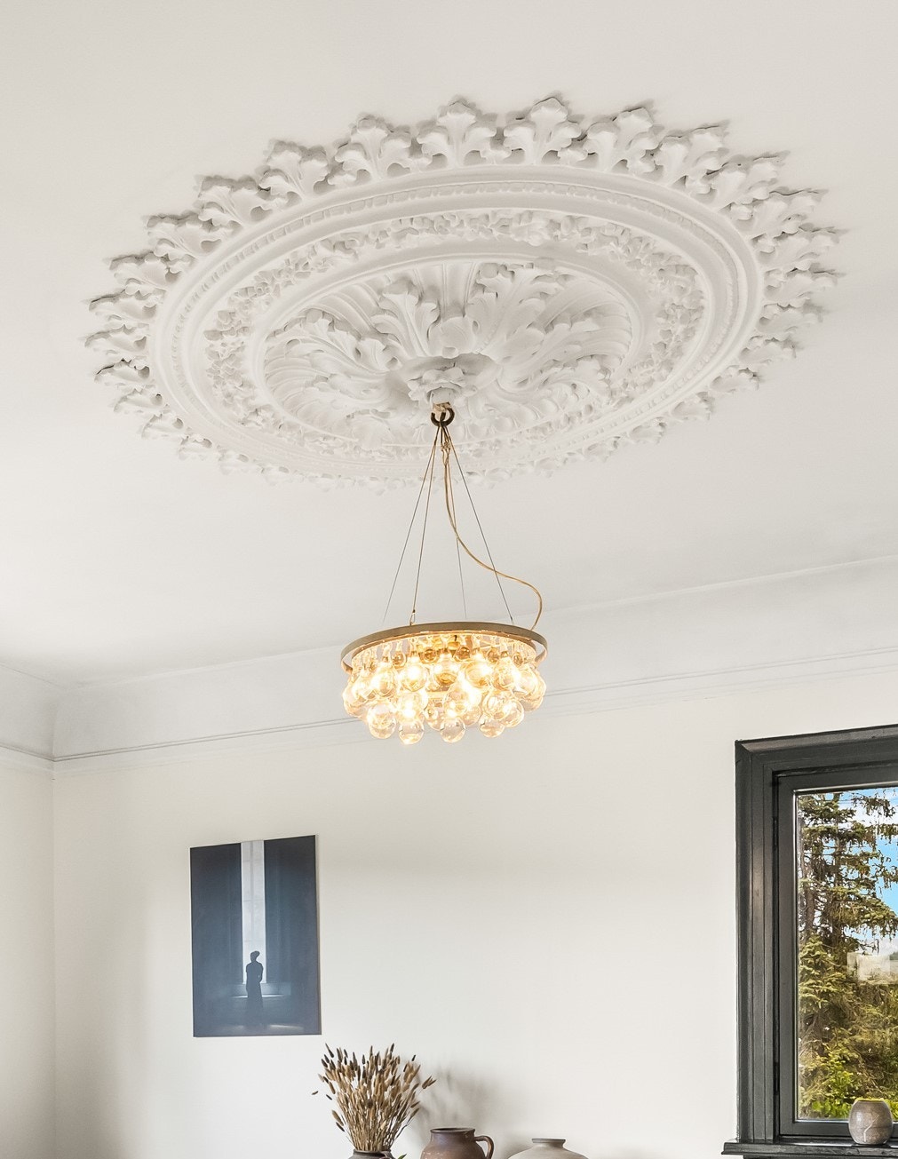 Boligen har delikat stukkatur og rosetter i taket. Galleribilde