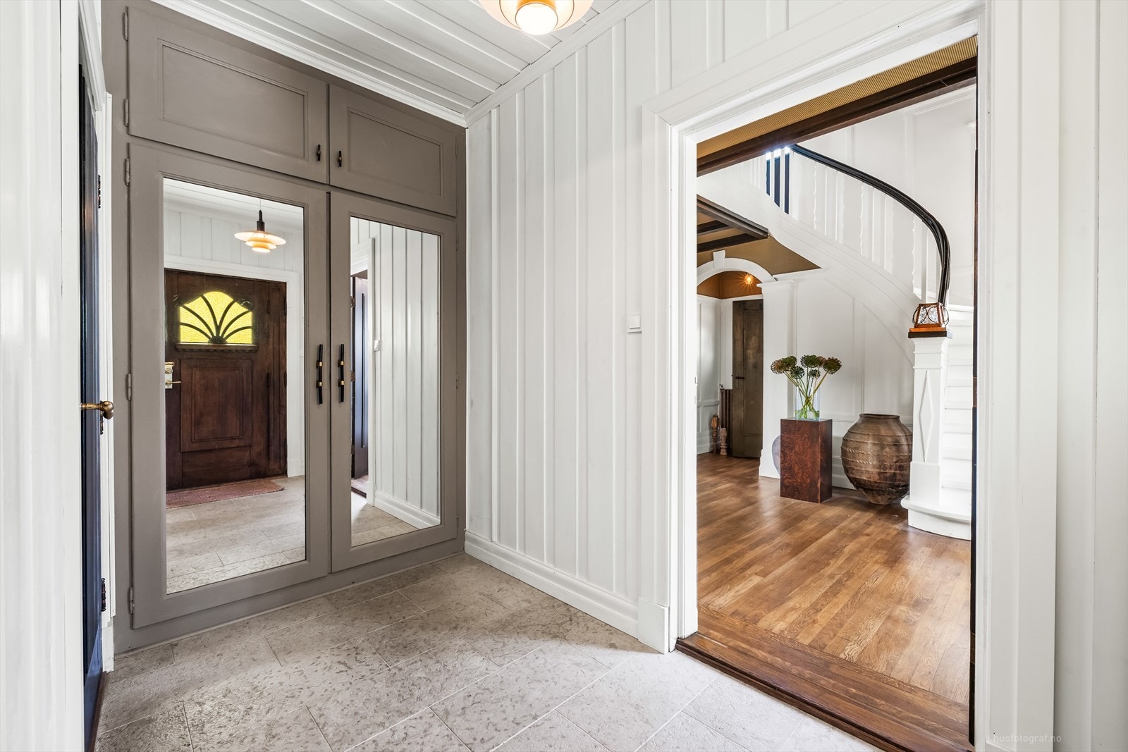 Romslig og pen entré med garderobeskap og god plass for hele familiens yttertøy. Galleribilde