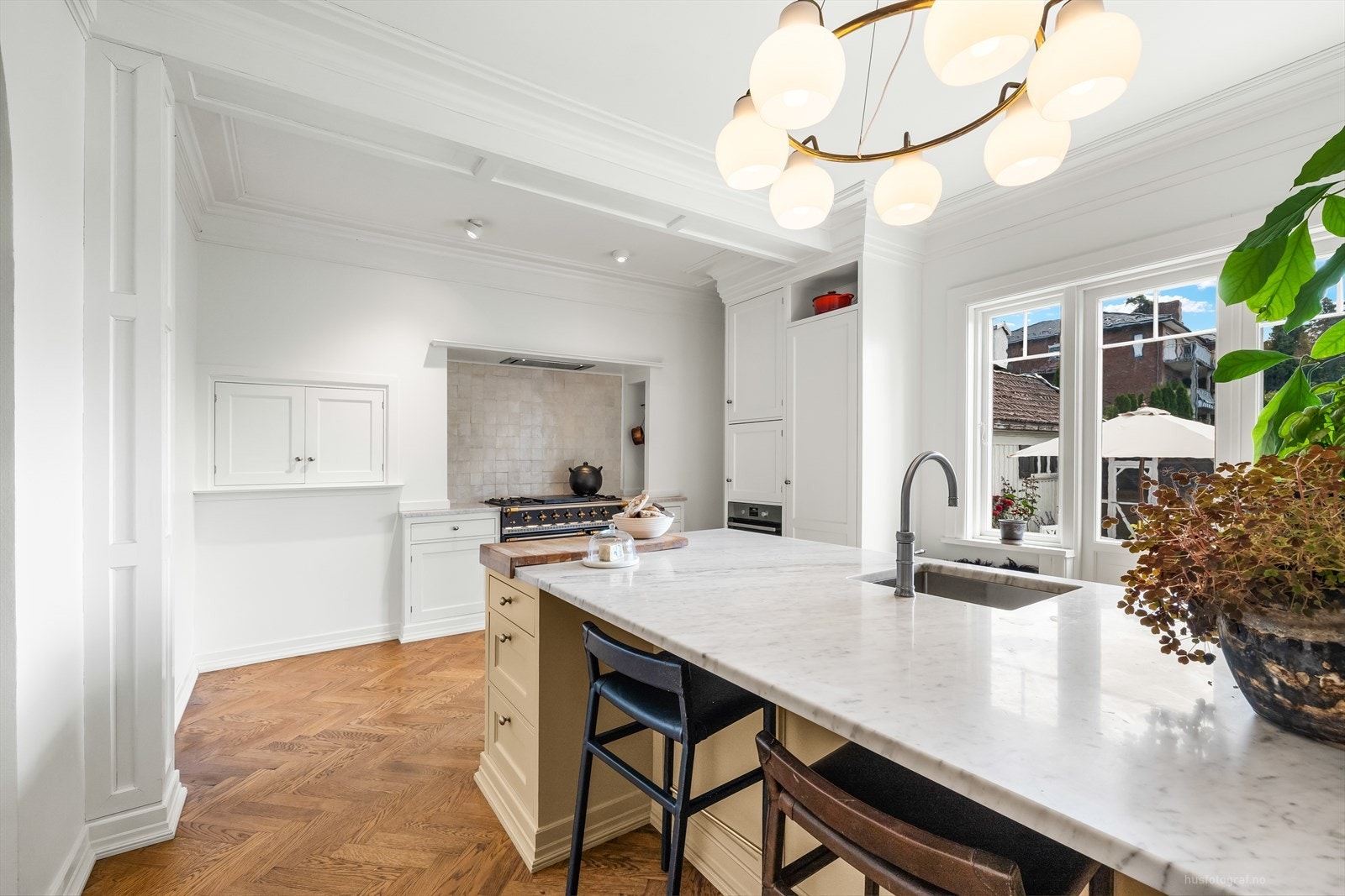 Innredningen er fra Kvänum og holder høy kvalitet, med gjennomført stil og materialvalg. Alle benkeplater, inkludert på kjøkkenøya med integrert spiseplass, er i massiv Carrara-marmor. Galleribilde