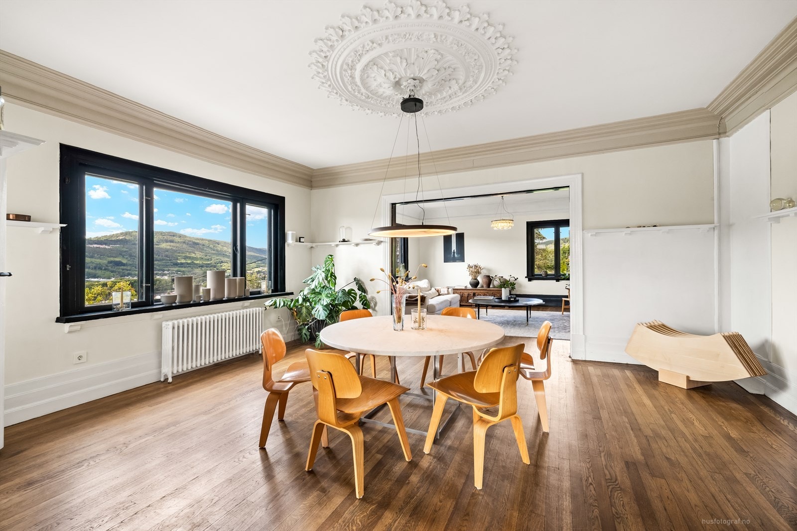 Spisestuen har rikelig med plass til å kunne innredet med et stort spisebord hvor både venner og familie får plass rundt bordet. Galleribilde