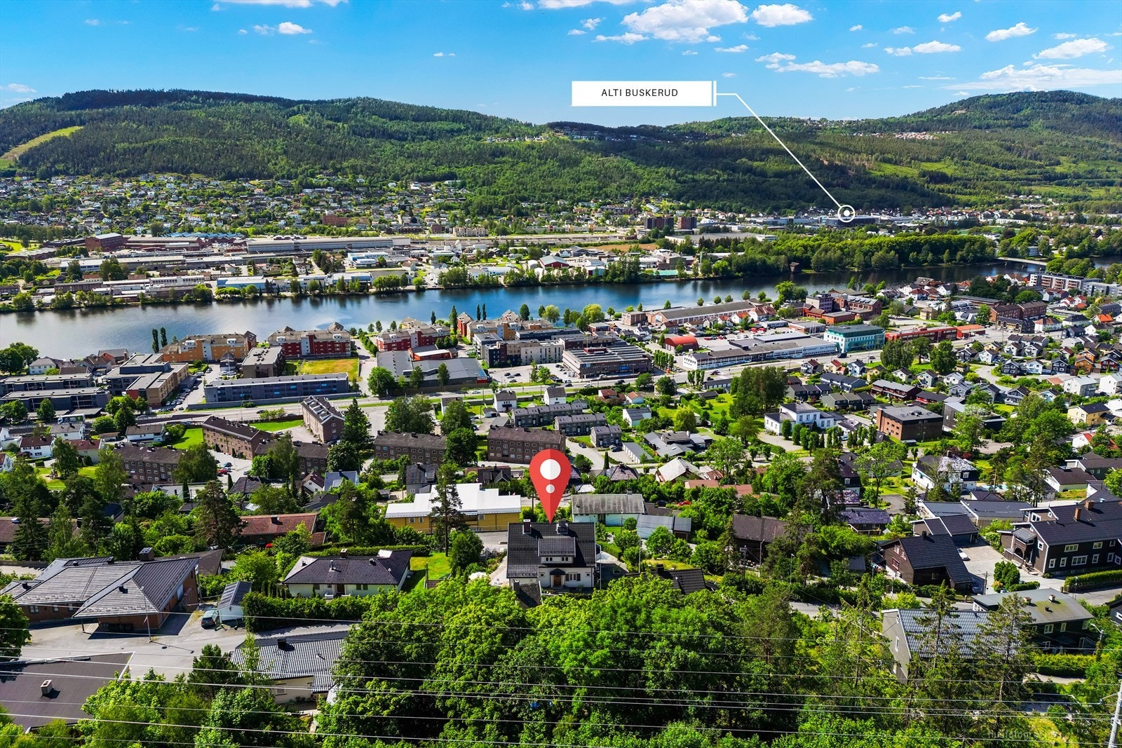 Det er enkel adkomst til flotte turmuligheter langs Drammenselven samt nærhet til Gulskogen senter med alle fasiliteter og Gulskogen togstasjon. Galleribilde