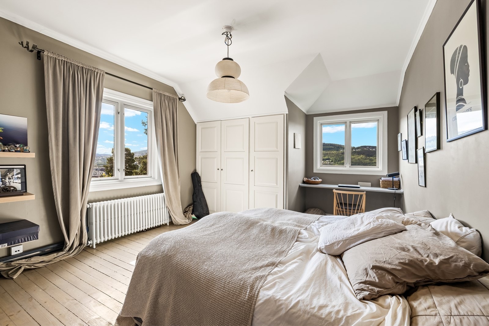 Boligen har tre barnerom i 2. etasje, alle med originale tregulv og malte eller tapetserte vegger. Galleribilde