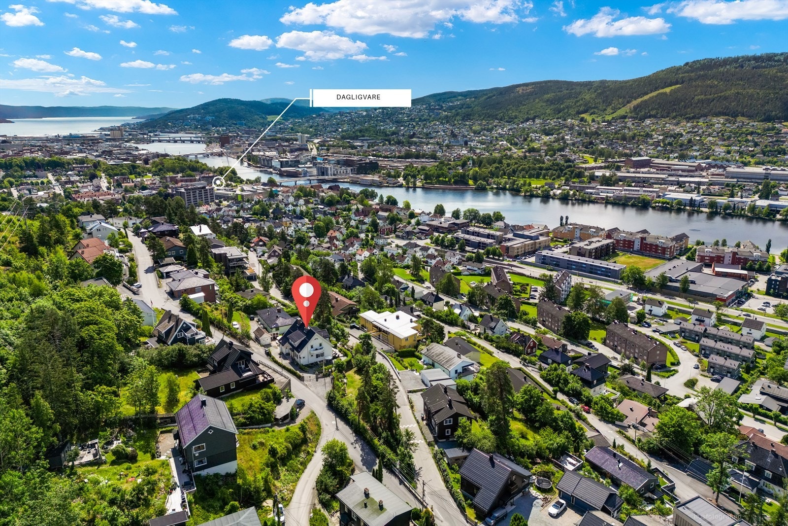 Fra boligen er det enkelt tilgang til Drammen sentrum med alle fasiliteter, tog, buss og nye Drammen sykehus og Drammen helsepark. Galleribilde