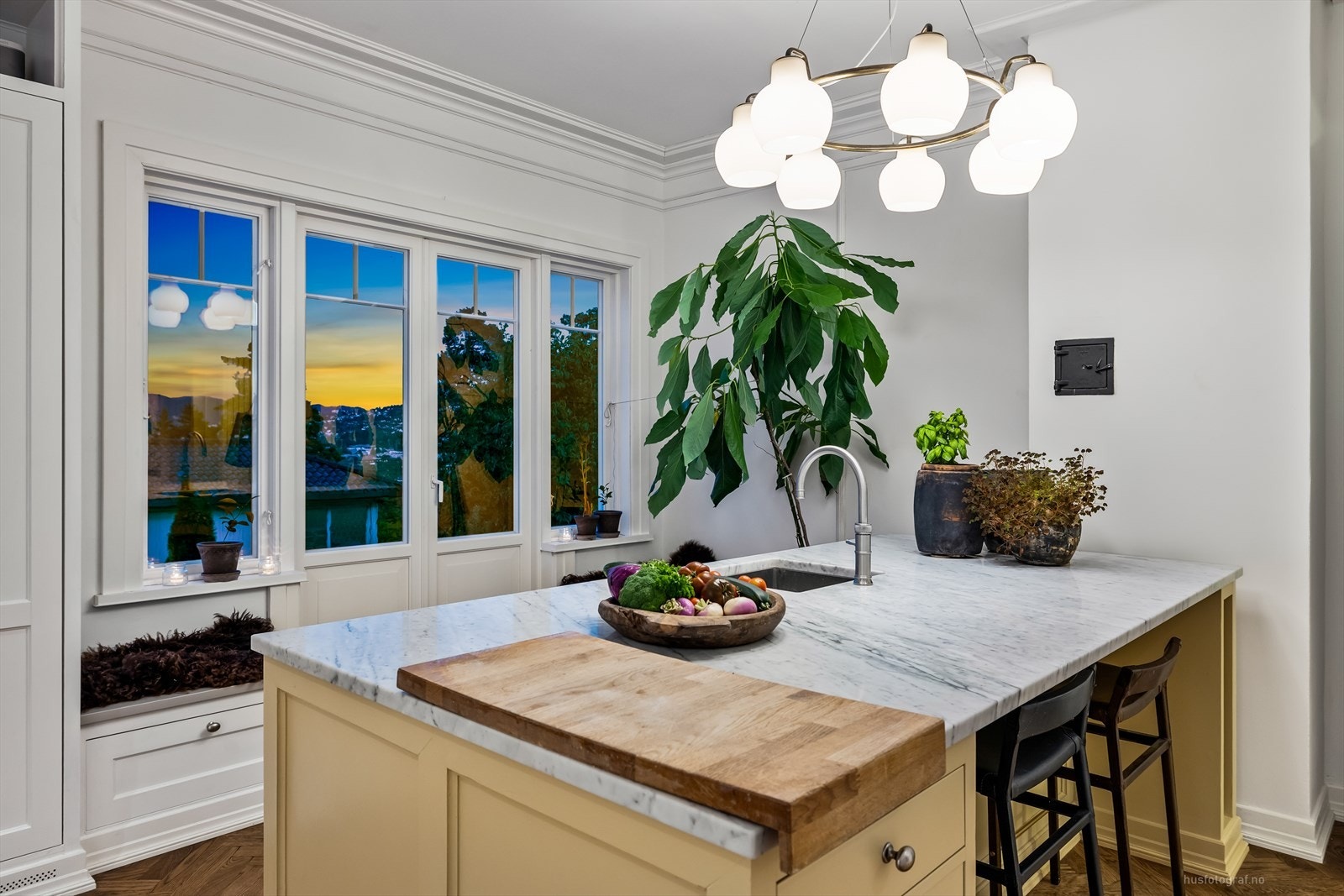 Det er utgang til steinbelagt uteplass og hagen fra kjøkkenet. Galleribilde