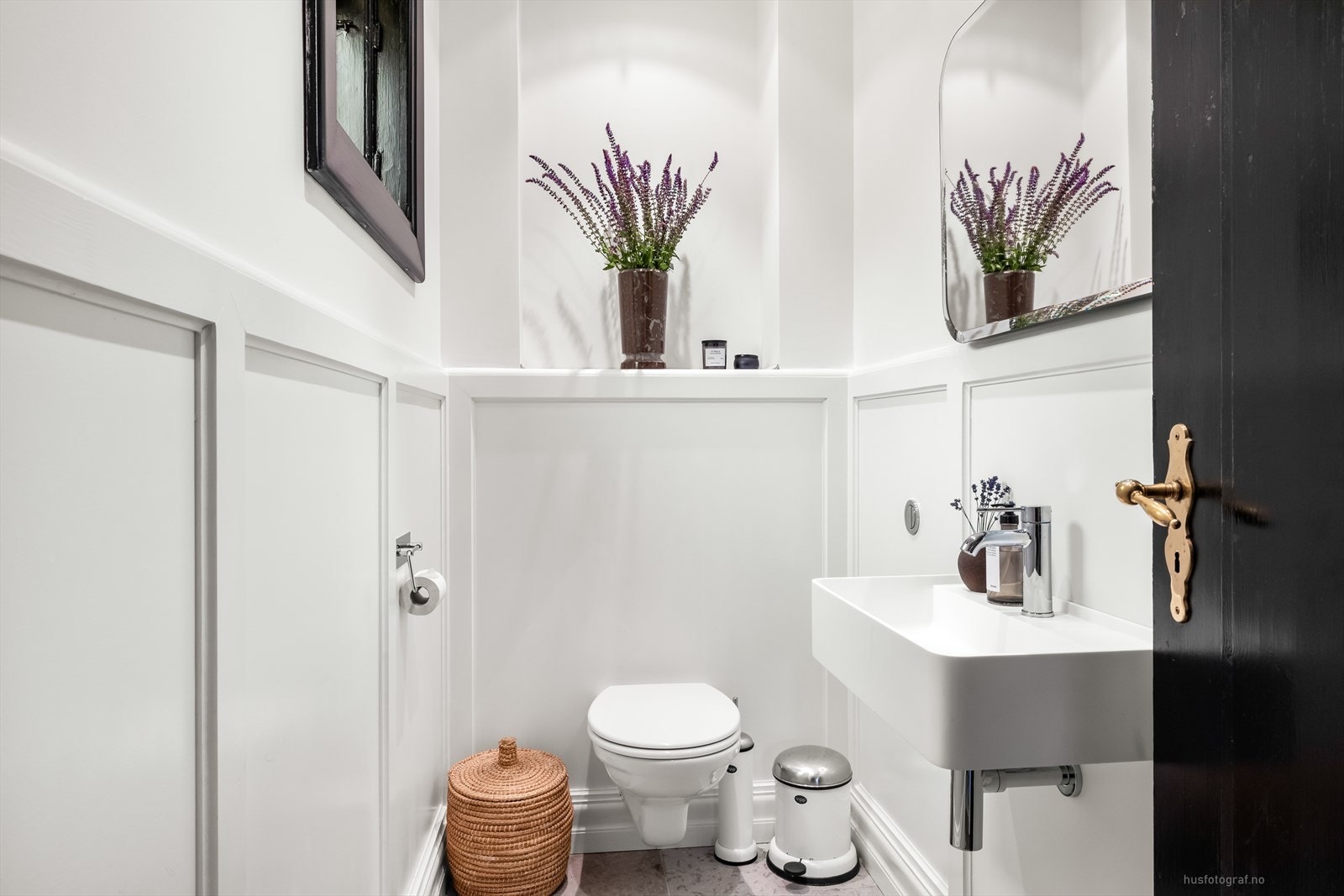 Boligen har et klassisk og pent innredet toalettrom i 1. etasje med pene fliser på gulv og panel på vegger. Toalettrommet er oppgradert med vegghengt toalett og en pen vegghengt servant. Galleribilde