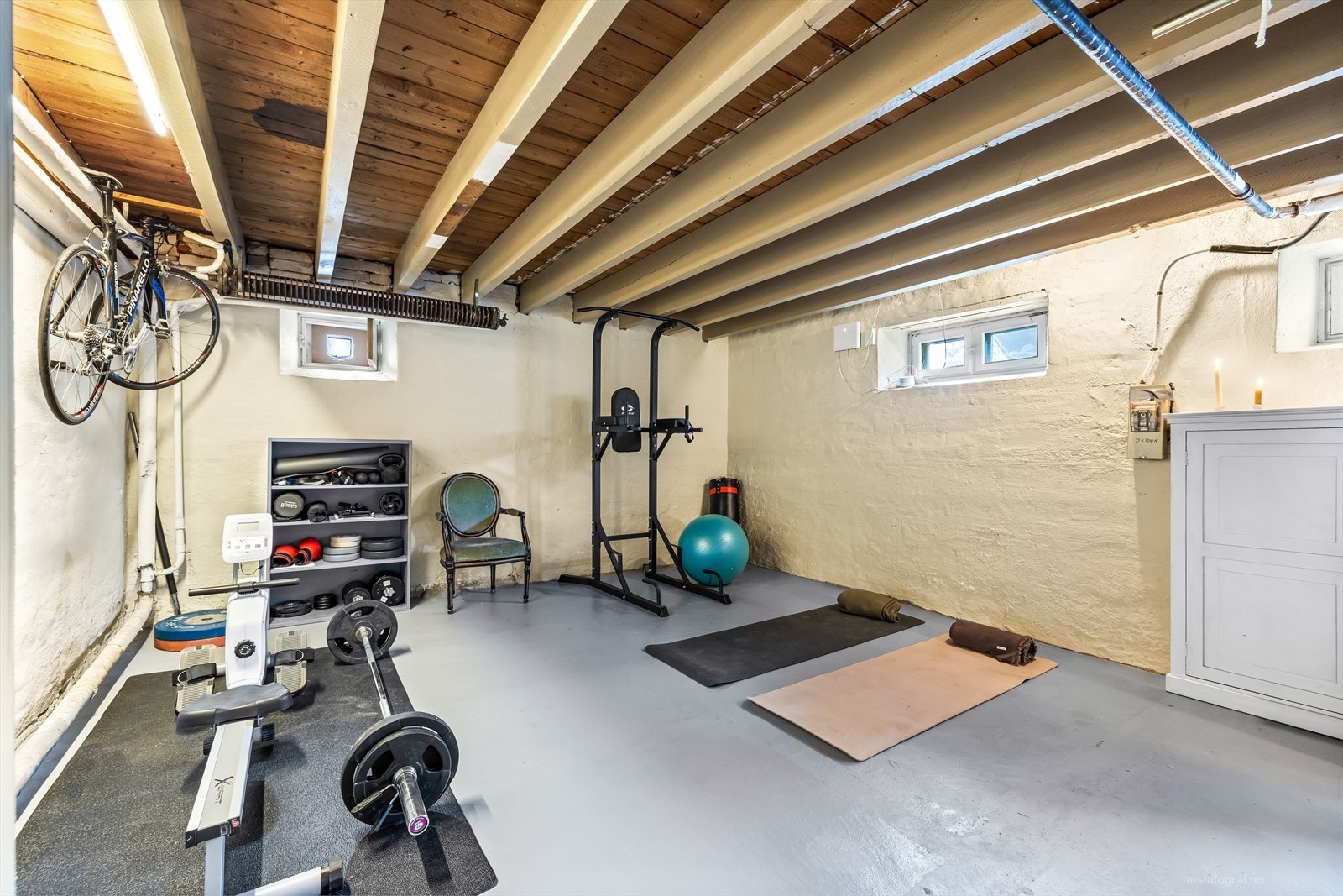 Det er mye god lagringsplass i kjelleren. Galleribilde