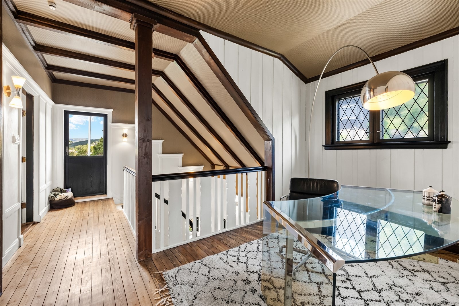 I 1. etasje ligger en hyggelig trappegang, 4 soverom og 2 bad. Galleribilde