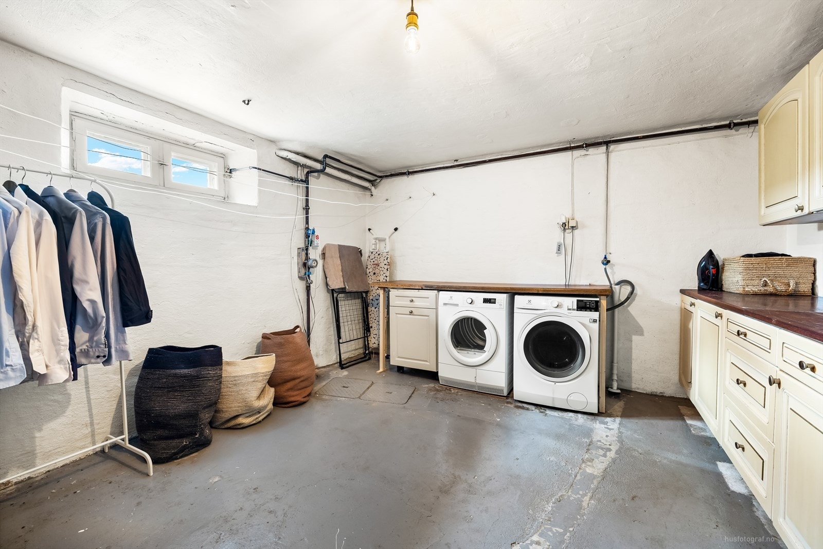 Det store vaskerommet i kjelleren er praktisk utformet med god plass til både vask, tørk og oppbevaring. Galleribilde