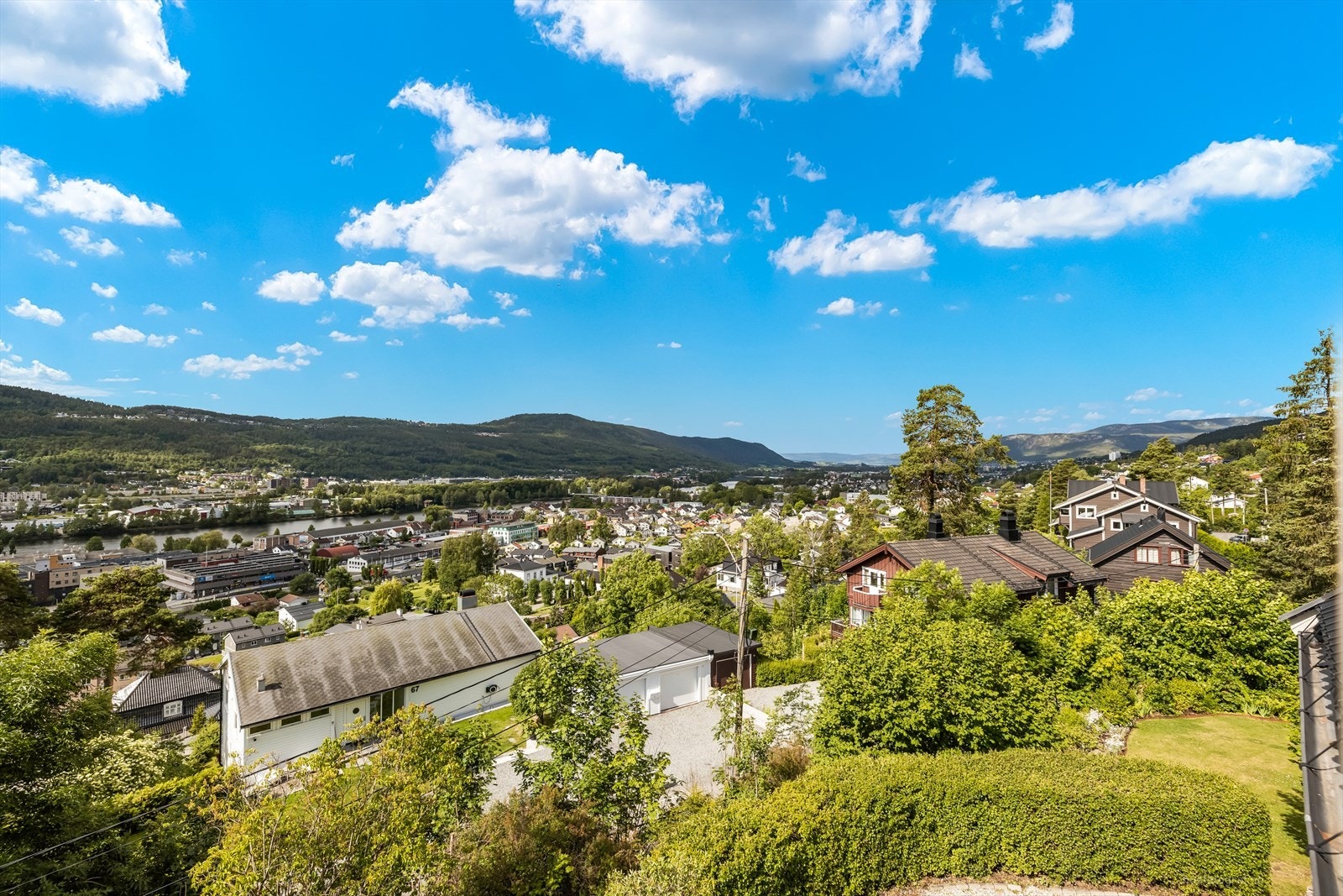 Fra terrassen kan man nyte flott utsikt fra Eikerbygdene, over Strømsåsen, Drammenselven og mot Drammen by. Galleribilde