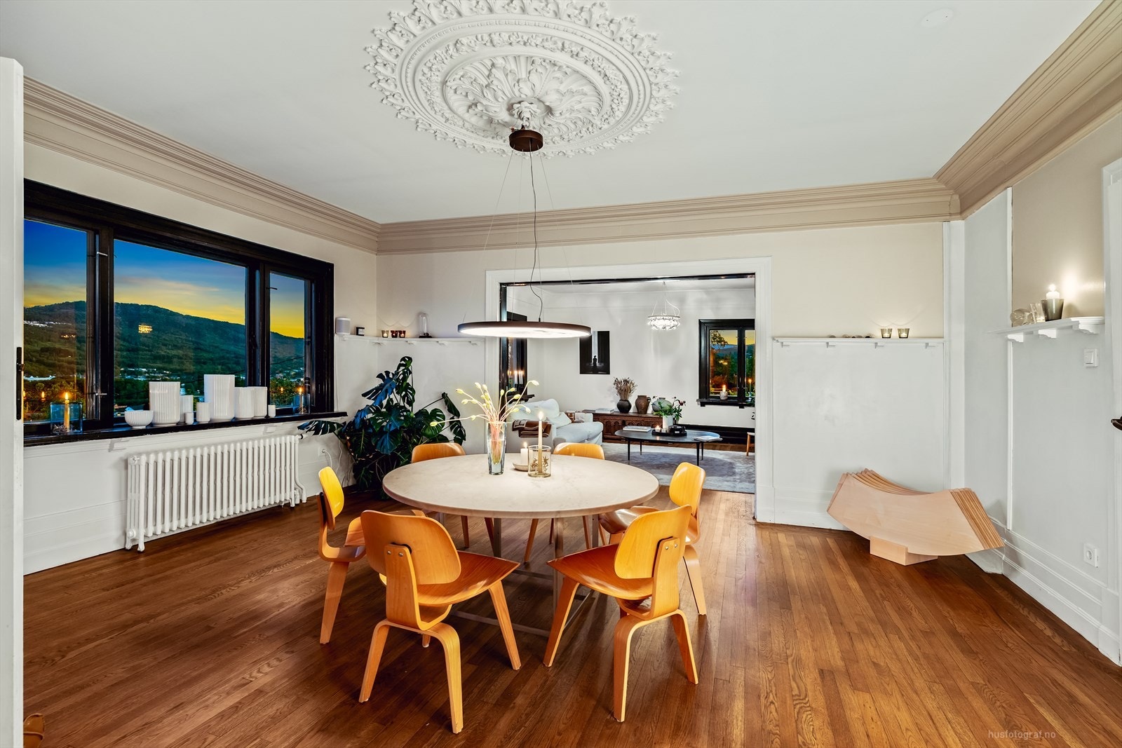 Stuen har store rom, med fin plass til både spisestue og TV-stue. Galleribilde