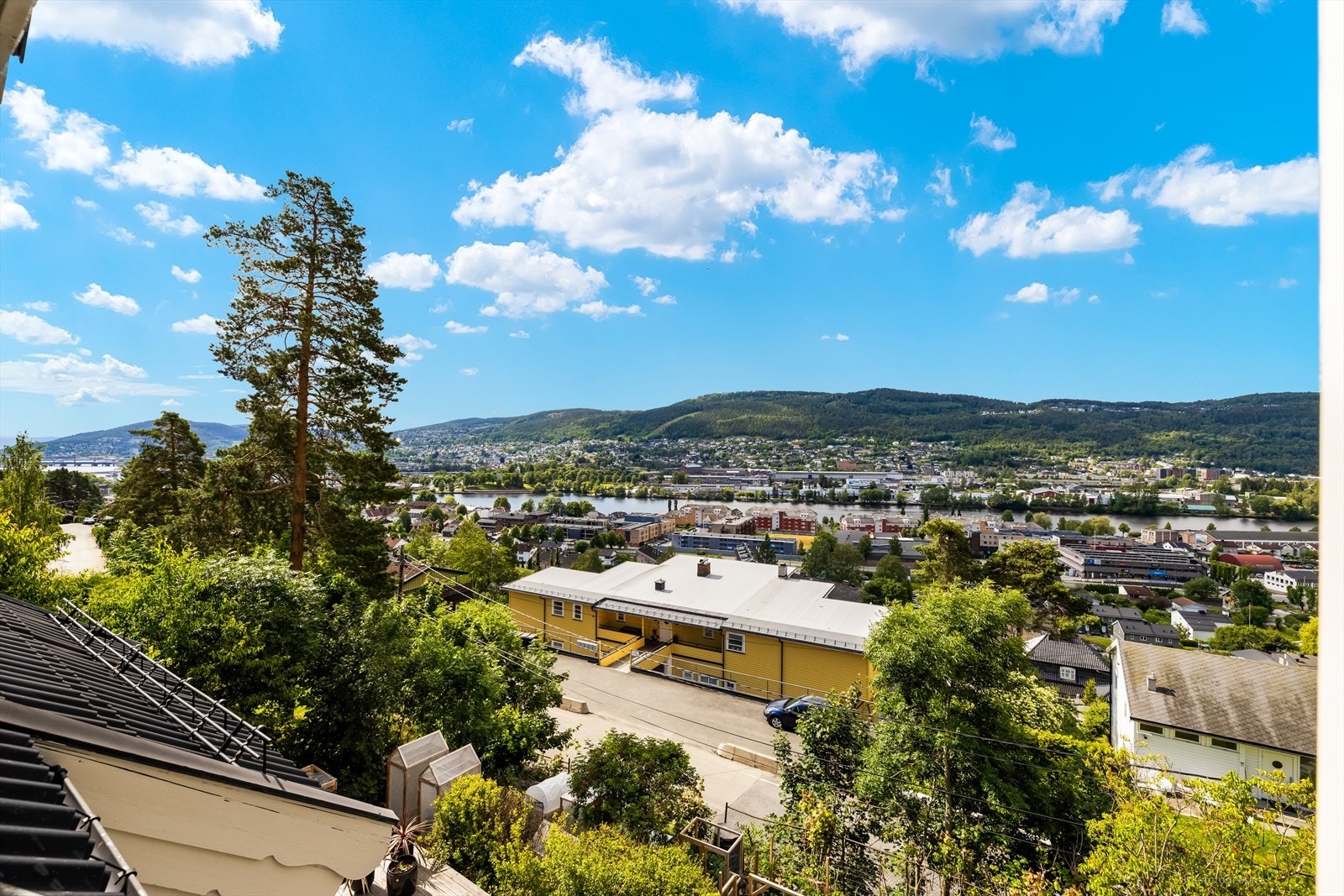 Fra terrassen kan man nyte flott utsikt fra Eikerbygdene, over Strømsåsen, Drammenselven og mot Drammen by. Galleribilde