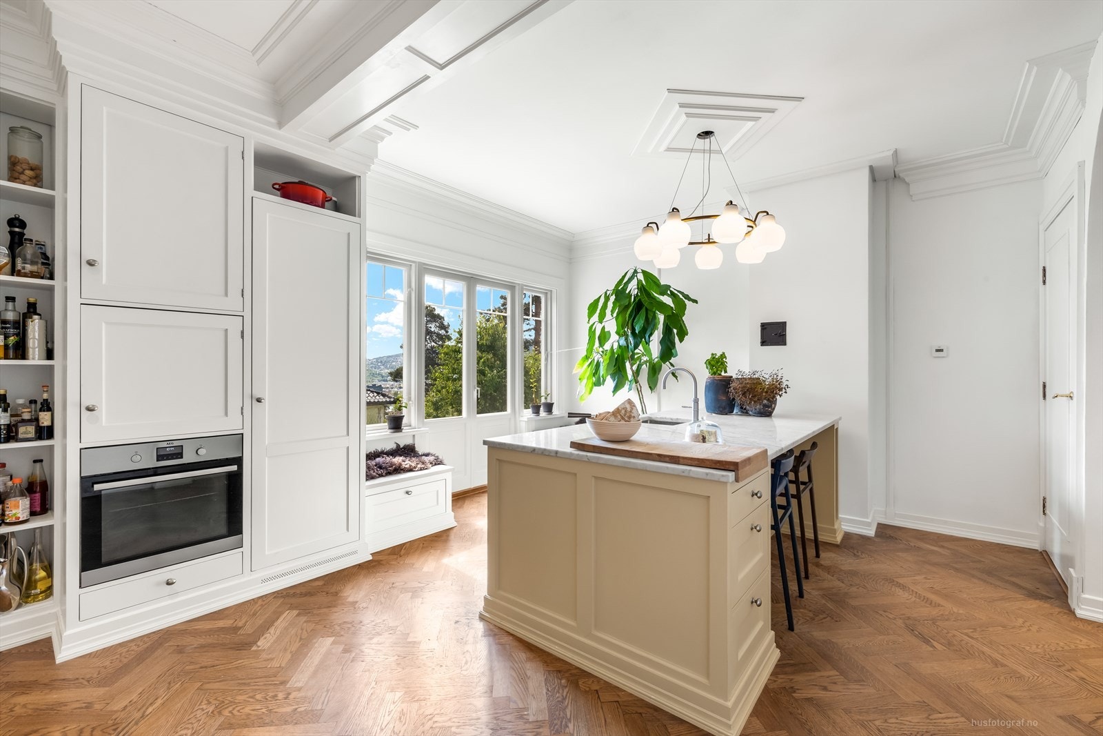 Boligen har et svært innbydende, pent og praktisk innredet kjøkken. Kjøkkenet ble totalrenovert i 2023/24 og fremstår som et moderne, eksklusivt og samtidig klassisk familiekjøkken. Galleribilde