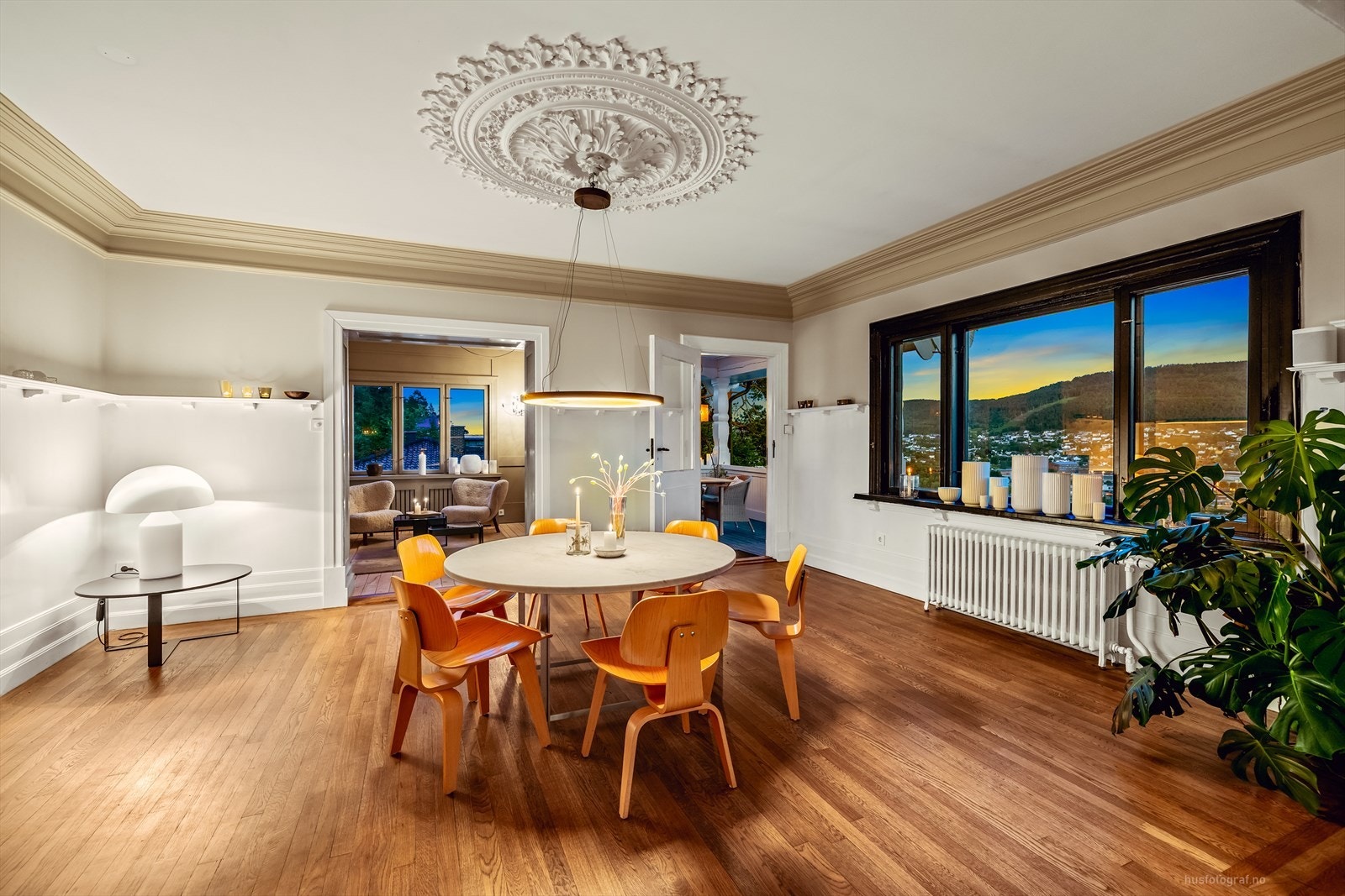 Rosetter i taket og håndlagde lister. Det er også herlig utsikt over området. Galleribilde