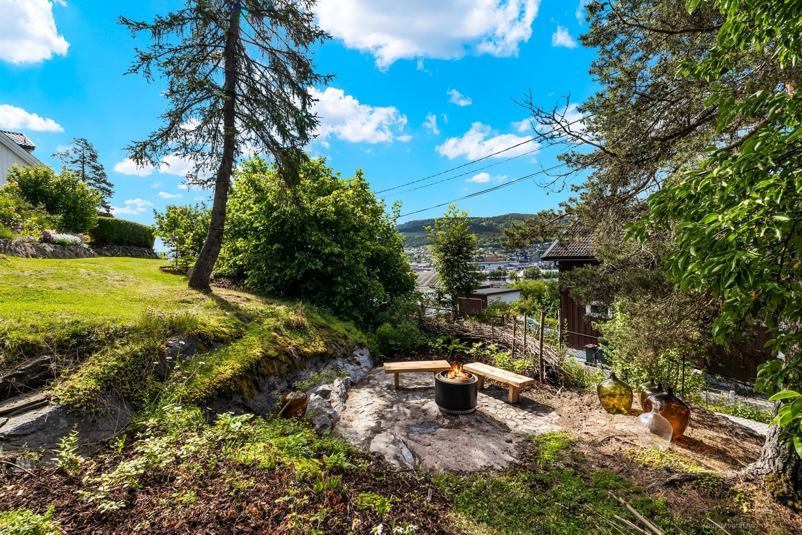 Deler av eiendommen er naturtomt, med fine og naturlige soner for grillplass. Galleribilde