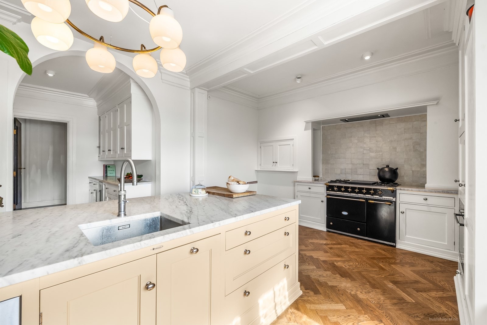 Hvitevarer, som stekeovn og kjøleskap er fra 2023/24. Galleribilde