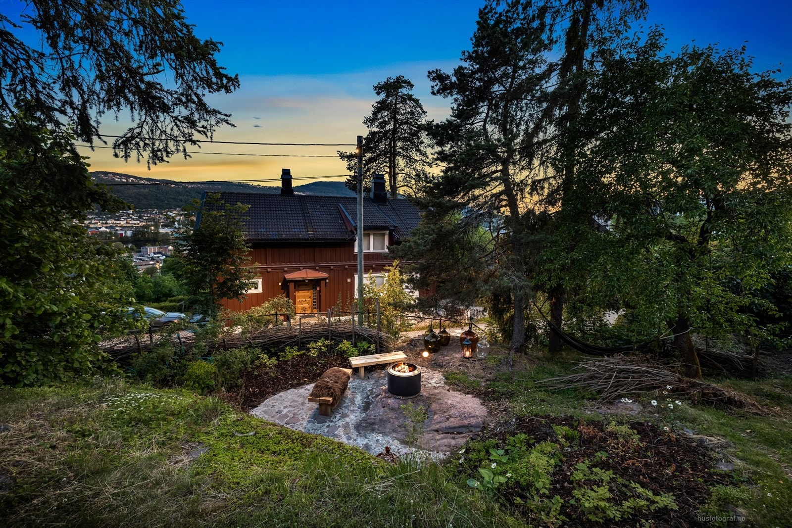 Hagen har skjermende busker, trær og beplantninger som hindrer innsyn. Galleribilde