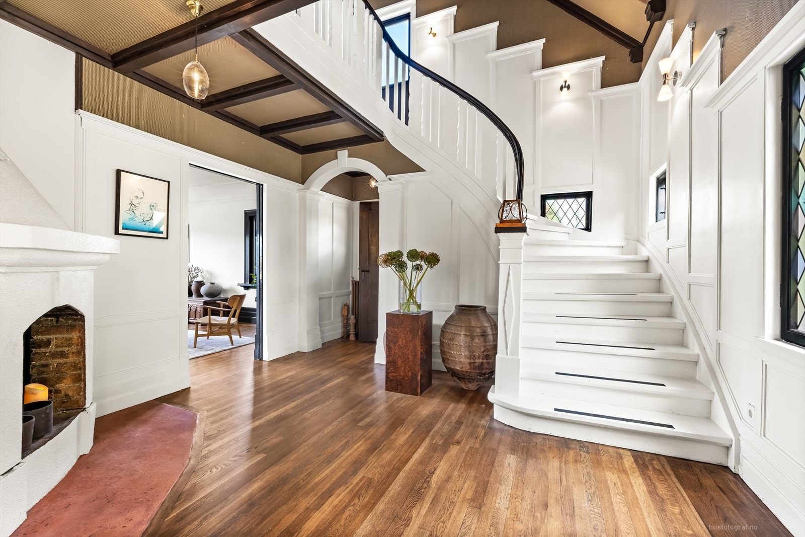 Boligen har en stor og elegant hall, hvor heltre eik i stavmønster pryder gulvene og harmonerer med husets originale trepaneler. En stor, åpen peis i naturstein skaper en lun og innbydende atmosfære. Galleribilde