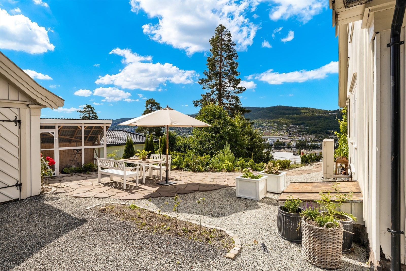 På sørsiden av huset er det en stor platting på ca. 45 m², mens østsiden har en terrasse med skiferstein. Galleribilde