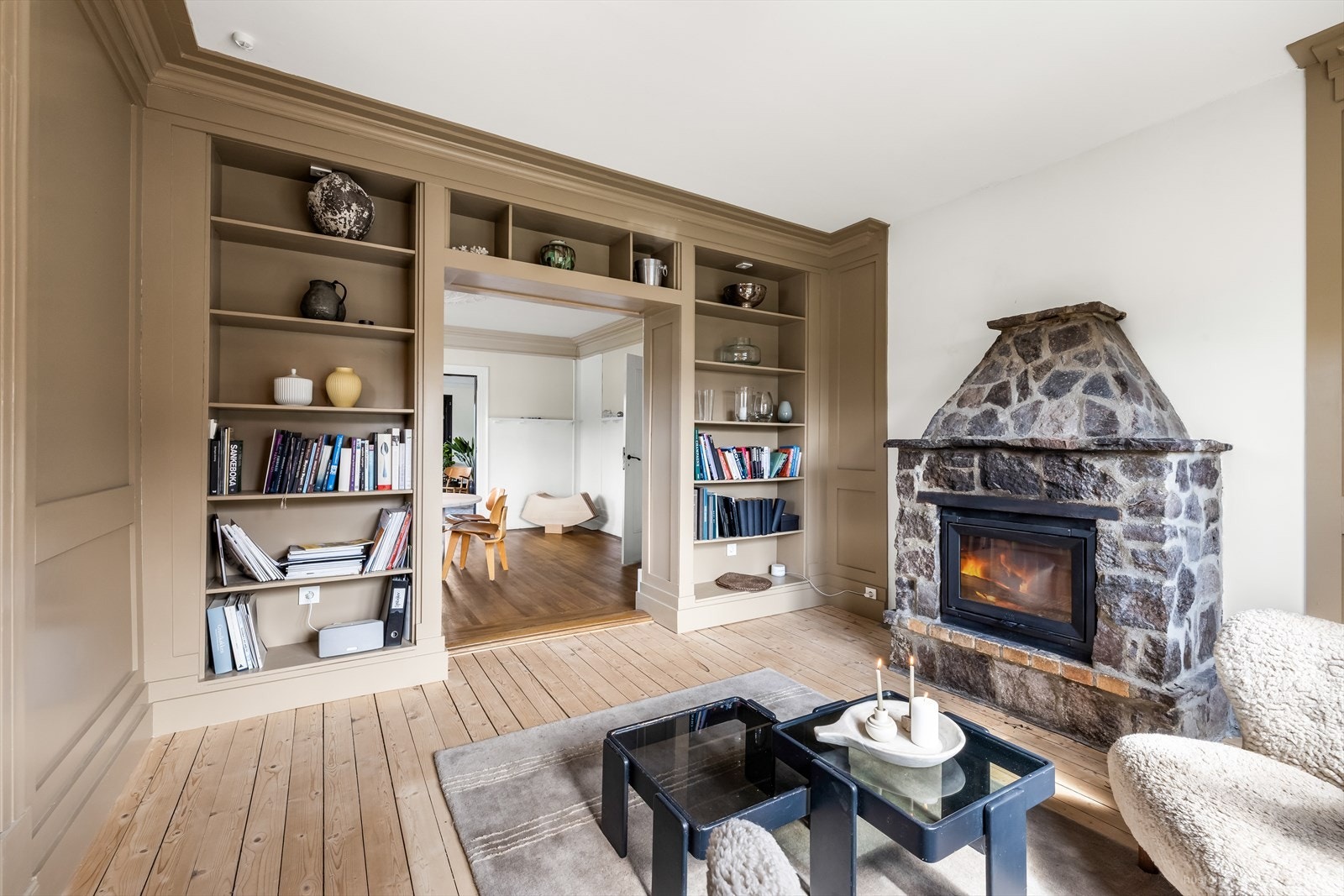 I tilknytning til spisestuen ligger en koselig peisestue med gulv i massiv furu. Galleribilde