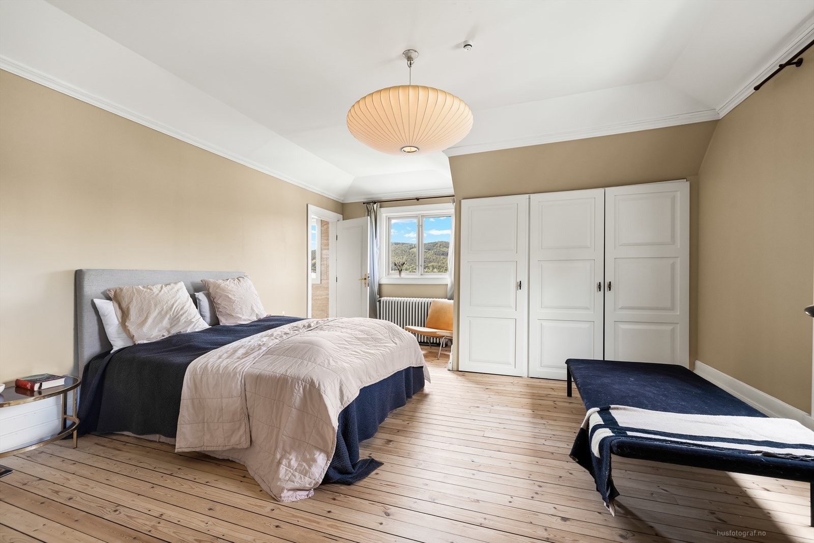 Et meget romslig hovedsoverom med malt originalt tregulv, som ble slipt i 2021. Det er godt med oppbevaringsplass, inkludert et stort garderobeskap. Galleribilde