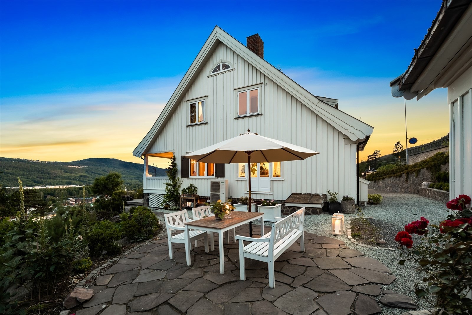 Utenfor kjøkkenet ligger en stor, steinbelagt uteplass som ligger skjermet og usjenert. Galleribilde