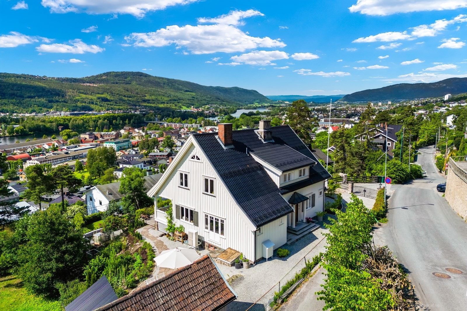 Boligen har flott utsikt Drammen by, Drammenselva, Strømsåsen og mot Eikerbygdene. Galleribilde