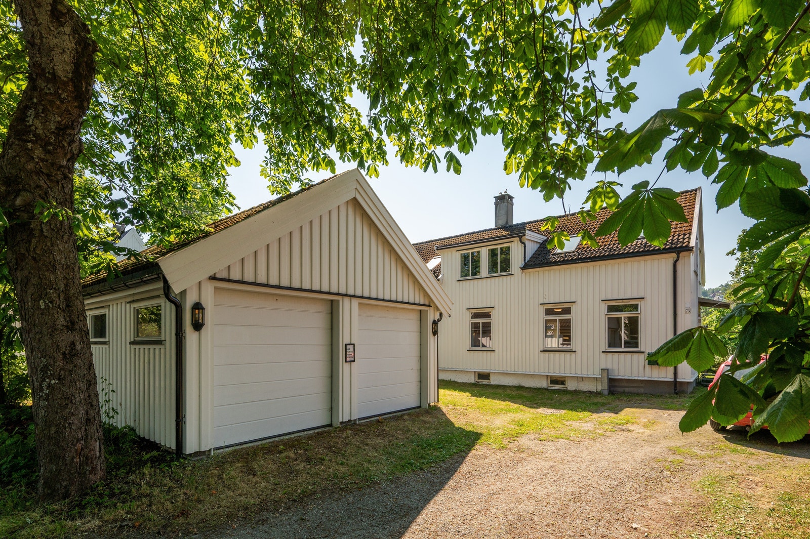 Innkjørsel med parkering Galleribilde