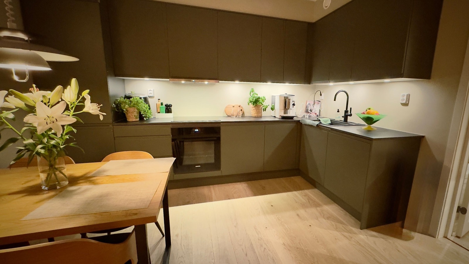 Sigdal Kjøkken med masse skap-plass. Kvalitets hvitevarer fra Siemens. Galleribilde