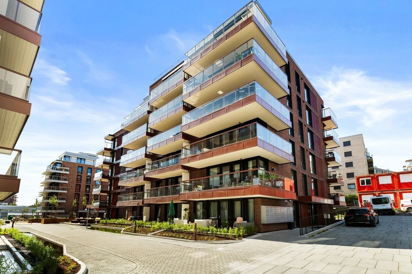 Gården sett fra inngangsparti. Galleribilde