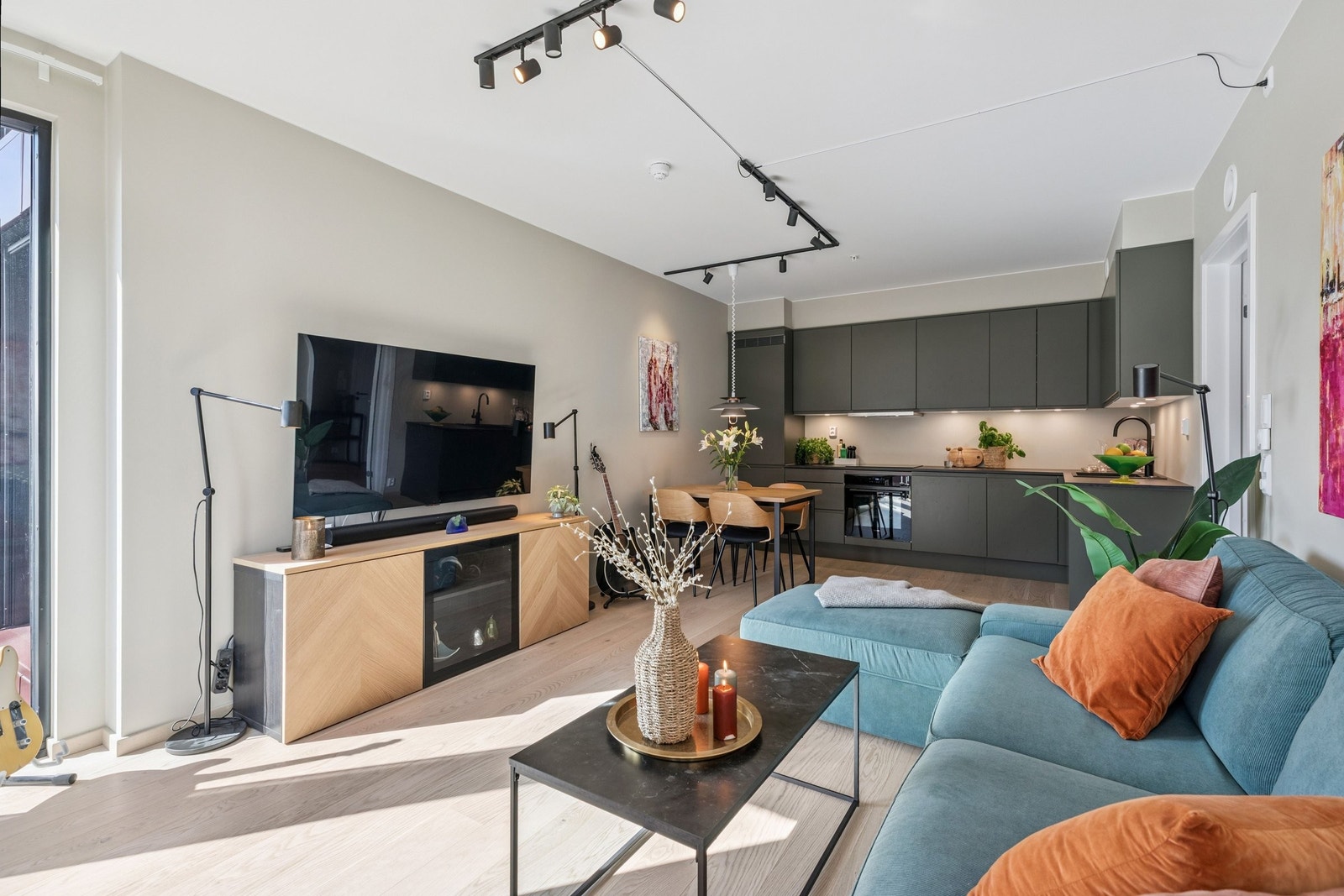 Stue & kjøkken. 25,7 kvm. Galleribilde