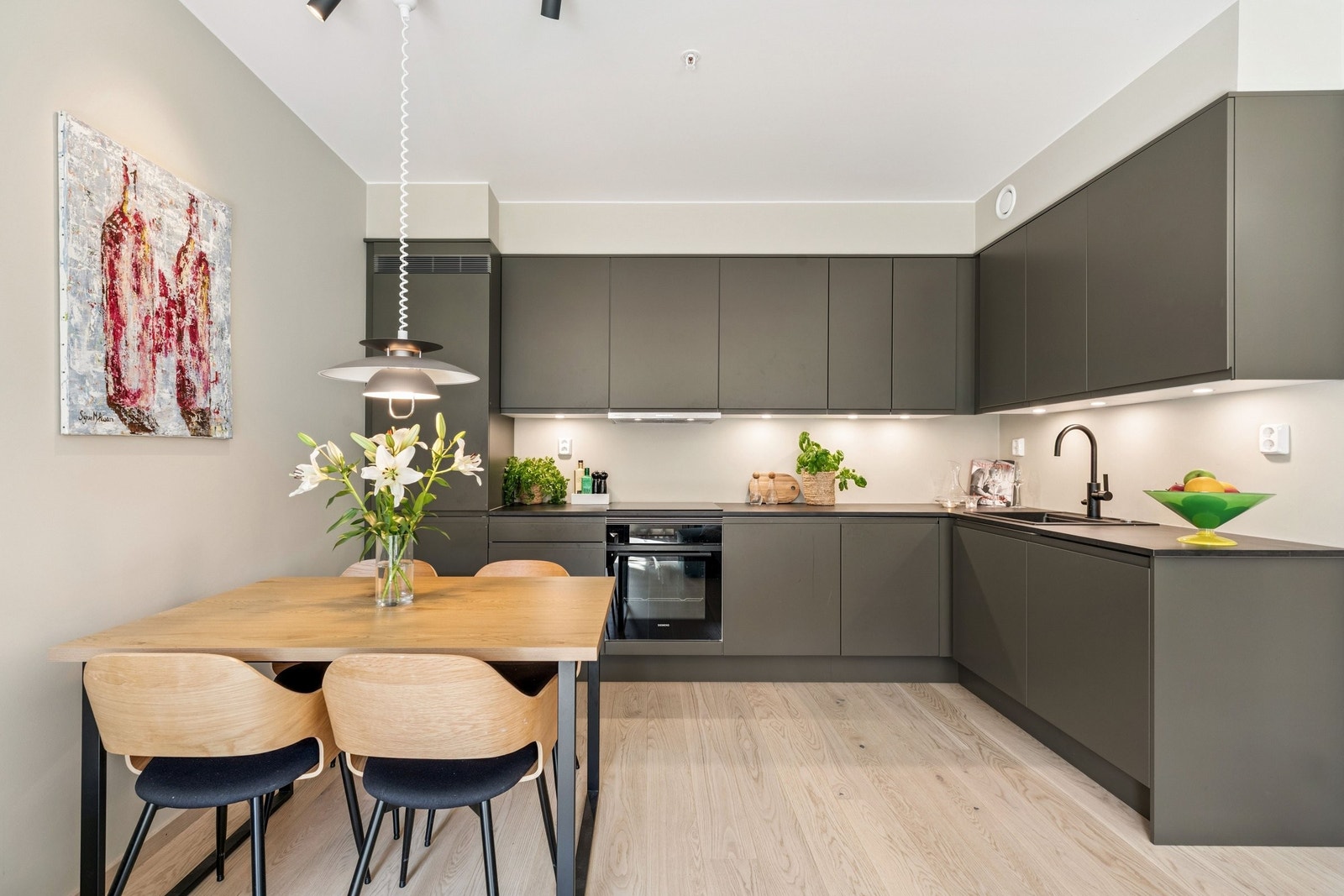 Sigdal Kjøkken med masse skap-plass. Kvalitets hvitevarer fra Siemens. Galleribilde