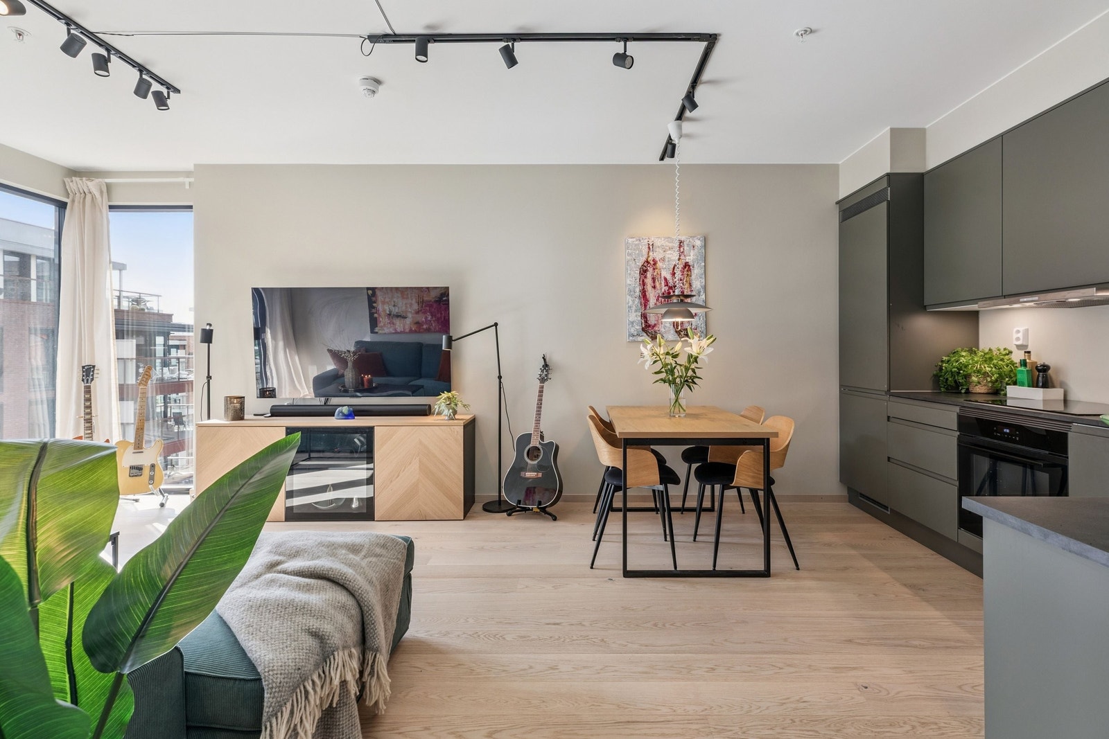 Stue & kjøkken. 25,7 kvm. Galleribilde