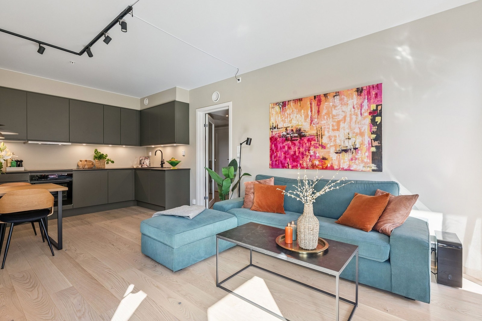 Stue & kjøkken. 25,7 kvm. Galleribilde